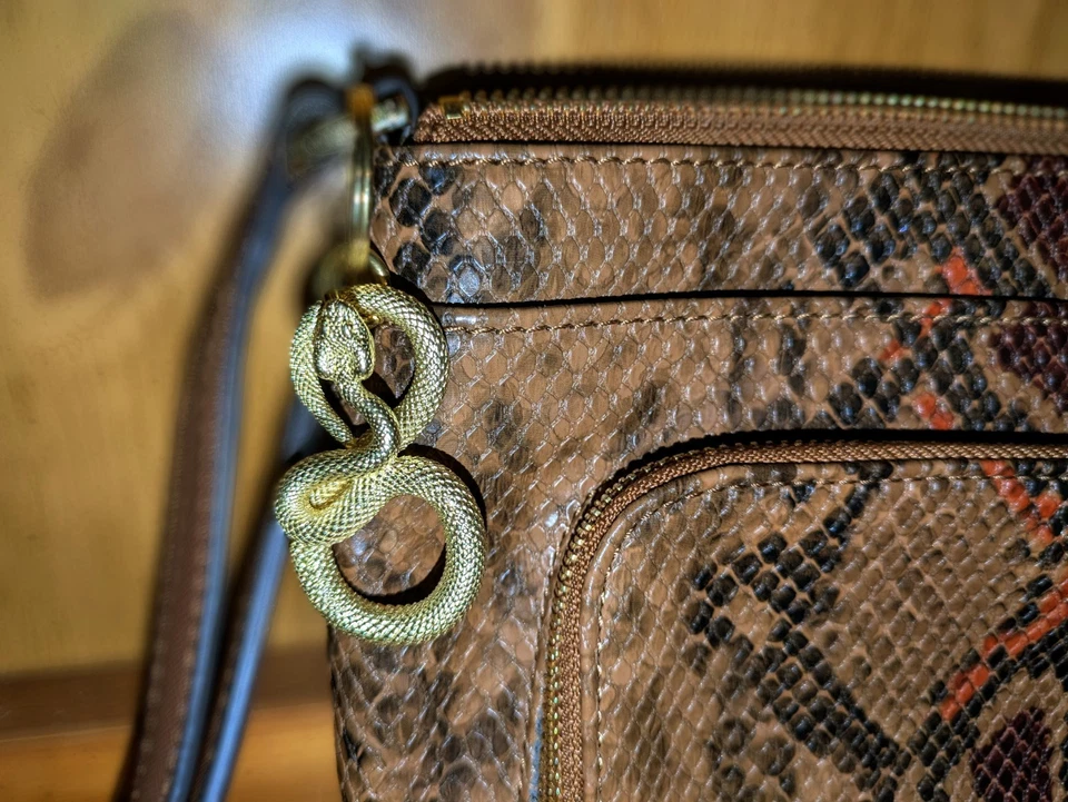 Bolso Bandolera Calvin Klein Piel de Serpiente Pitón Firma Lirio Color Nogal Foto 1 de 4