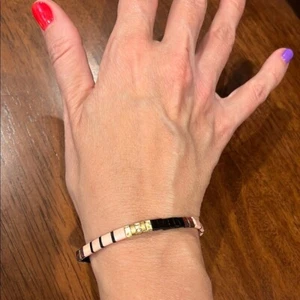 Elegante pulsera negra, rosa y dorada - Imagen 1 de 5