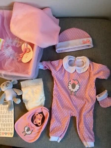 Tiny Treasures Dolls Baby Layette Cesta con Mameluco Manta Peluche Babero Maniquí etc. - Imagen 1 de 4