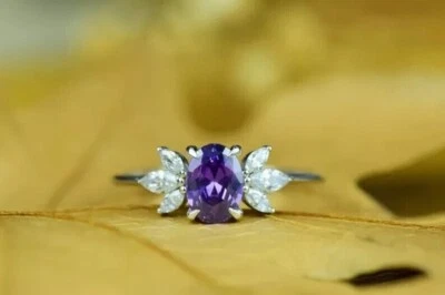 Anillo de compromiso para mujer de amatista simulada de corte ovalado de 2 quilates enchapado en oro blanco de 14 quilates Foto 1 de 4