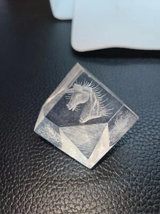 SMALL VINTAGE LUCITE REVERSE ETCHED UNICORN HEAD DECORATIVE CUBE - Picture 1 of 11