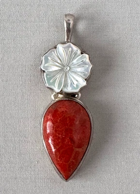Colgante de plata de ley con flor de madreperla y coral; Y183 Foto 1 de 4