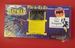 1966 BATMAN PIX-A -GO GO con il PINGUINO SIGILLATO MAI USATO - Foto 1 di 6