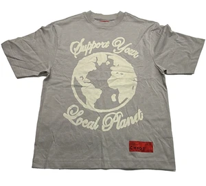CHNGE Maglietta Uomo Supporta il Tuo Pianeta Locale Statement Crew Manica Corta Grigio XS - Foto 1 di 7