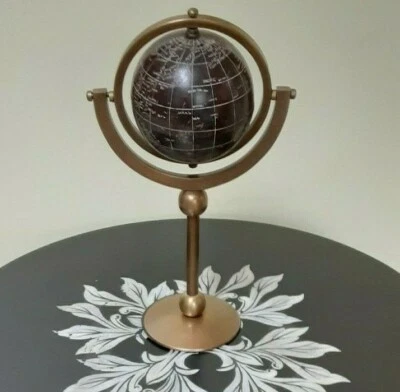 Mini globo decorativo de escritorio raro vintage sobre un soporte de bronce giratorio marrón oscuro Foto 1 de 4