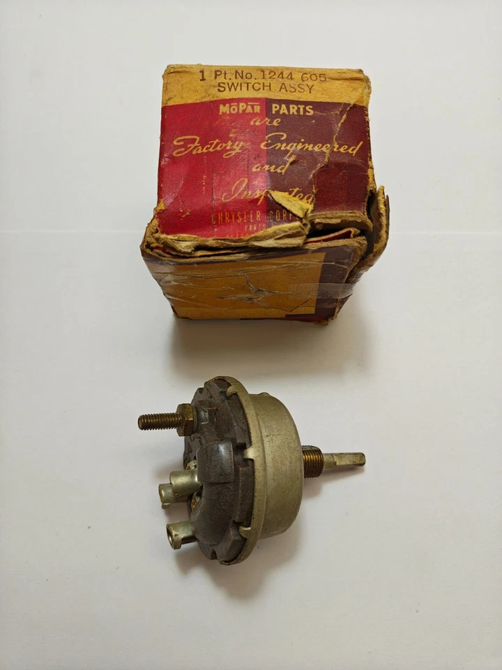 Interruptor de lámpara de luz de mapa Desoto Chrysler Royal Series New Yorker 1949 1244605 nuevo en stock Foto 1 de 4