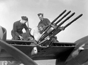 Airmen Re-Arm a RAF Westland Whirlwind 4x20mm UK WW2 4x6 ristampa - Foto 1 di 1