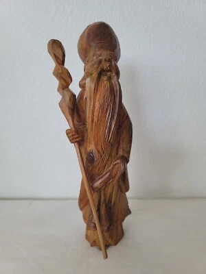 Estatuilla de madera tallada a mano con bastón y pergamino Foto 1 de 4