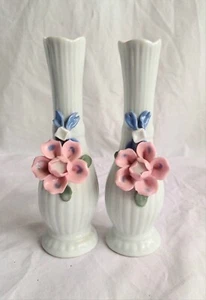 Par de jarrones blancos pequeños de una sola flor vintage, flor rosa, años 60, PUBLICACIÓN GRATUITA - Imagen 1 de 11
