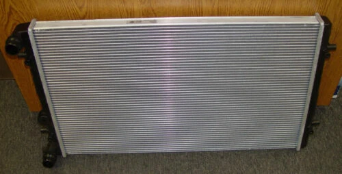 Radiador Valeo para Volkswagen Jetta Golf Audi TT Quattro Foto 1 de 4