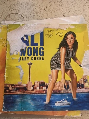 Ali Wong Signed Posters Lot – Baby Cobra & Hard Knock Wife Netflix Comedy Rare” Foto 1 de 2