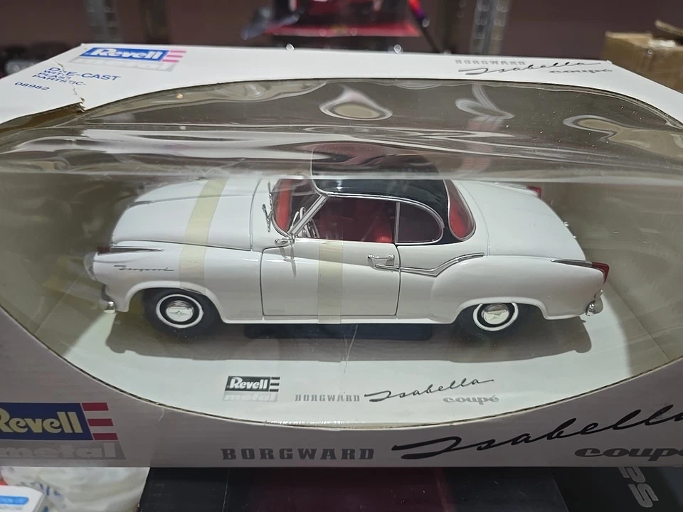 REVELL 1:18 Borgward Isabella coupè - Immagine 1 di 4