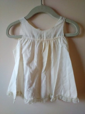 Vestido De Colección Bebé MUÑECA Bordado Pañal QUERUBÍN Sin Mangas Algodón Blanco Hecho a Mano En muy buena condición Foto 1 de 4