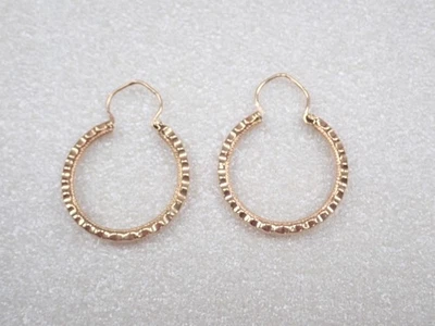 Ancienne paire de boucles d'oreilles Créoles ciselées  en or 18 K - Photo 1/4