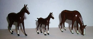 Vintage 3 Britains Miniatur Druckguss braun grasende, stehende Pferde & Pony England - Bild 1 von 6