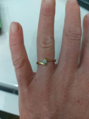 Anillo solitario de diamantes de oro de 9 quilates, excelente corte talla M 1/2 2,1 g Foto 1 de 4
