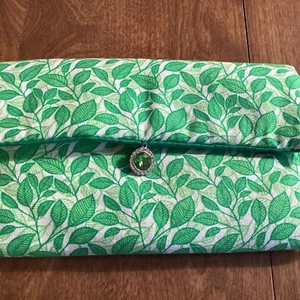 Handgefertigte Damen-Geldbörse aus Tuch Clutch grün und weiß mit Charm - Bild 1 von 7