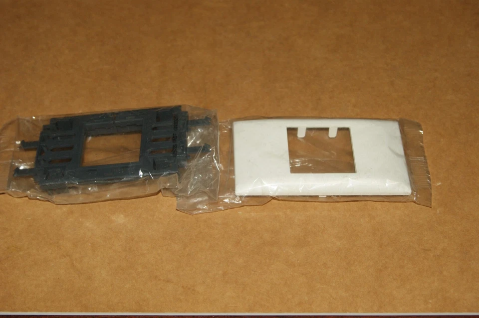 Support Mosaic LEGRAND  2 modules montage sur goulotte couvercle 65mm Réf: 10921 - Photo 1/1