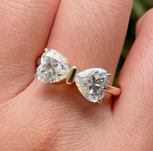 Anillo de compromiso de dos piedras de moissanita DEF corte corazón de 1,50 quilates chapado en oro blanco de 14 k - Imagen 1 de 9