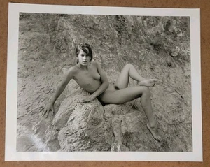 Jock Sturges - Fotografía de plata gelatina - Maia en pared de roca - 1983 - Firmado - Imagen 1 de 2