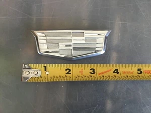 (1) Cadillac Fender or Door Emblem SILVER Shield Logo Badge OEM - Foto 1 di 1