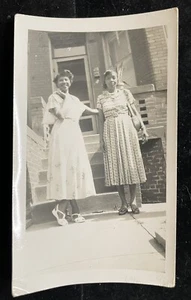 Vintage s/w Foto 1940er zwei afroamerikanische Freunde vor Treppen - Ephemera - Bild 1 von 2