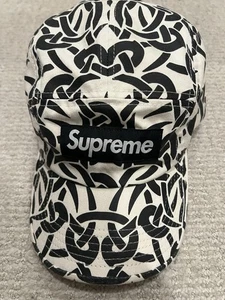 Neu ohne Etikett seltene Supreme Celtic Knot Camp Kappe Mütze Stein 5 Panel cremeweiß schwarz - Bild 1 von 6