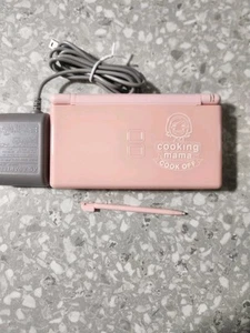 Nintendo DS Lite - Coral Pink Cooking Mama 3 - Bild 1 von 7