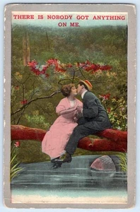 POSTAL DE COMEDIA PAREJA ROMÁNTICA BESÁNDOSE NADIE TIENE NADA de 1910 - Imagen 1 de 2