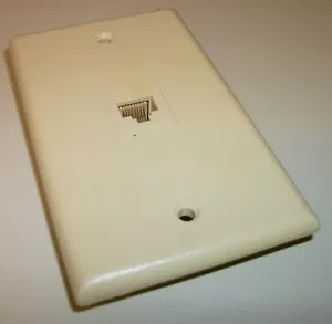 Leviton 8 Conduttori Vite Terminale Singola Ganda 1 Porta Parete Faceplate/Jack 40S8 - Foto 1 di 5