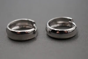 Pendientes de aro huggie pulido oro blanco liso de 14 K 4,6 mm. Mujeres niños hombres - Imagen 1 de 11