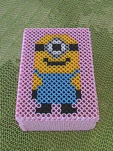 Caja con bisagras de madera con cuentas de perlas Minion - rosa - Imagen 1 de 3