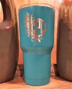 Monograma personalizado recubierto de polvo con pluma de pavo real grabado con láser - Imagen 1 de 6
