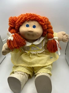 Cabbage Patch Niños Muñeca Pelo Rojo Ojos Azules Amarillo Zapatos de Vestir Calcetines - Imagen 1 de 11