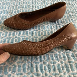 Tacchi a spillo vintage in pelle marrone intrecciata taglia 7 - Foto 1 di 4