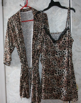 Sexy bata y vestido de noche sin cordones conjunto de 2 piezas.Grande. Estampado animal.Cinturón.Correas.USADO EN EXCELENTE ESTADO. Foto 1 de 2