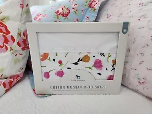 NEW LITTLE UNICORN BERRY & BLOOM FLORAL COTTON MUSLIN CRIB SKIRT DUST RUFFLE - Bild 1 von 4