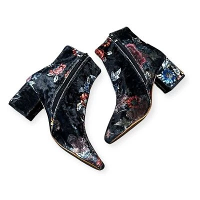 Женские сапоги Sabrina 8 Whimsigoth измельченный бархат черные с цветочным узором на лодыжке - Изображение 1 из 4