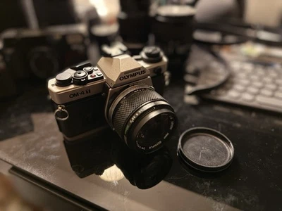 Cámara Olympus OM-4T titanio 35 mm con lente Zuiko 28 mm F2 Foto 1 de 4