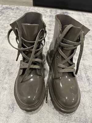 Botas de lluvia DKNY para mujer gris punta redonda tacón ancho talla 8 Foto 1 de 4