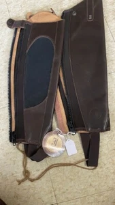 1/2 Chaps Damen JUSTIN BRAUN Reißverschluss und Druckknopf echtes geschmeidiges Leder NEU Medium - Bild 1 von 3
