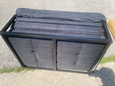 Futón negro usado ¡valor de 100 dólares! 38 in x 27 in plegado con almohada Foto 1 de 4