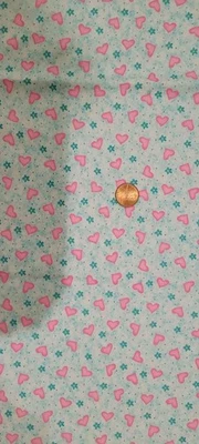 🆕️Phyllis Dobbs Acolchado Tesoros Fondo Azul Claro Corazones Rosa POR EJEMPLO W40" Foto 1 de 3