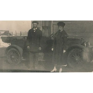 RPPC Vintage Foto modisches Paar konvertierbare Auto Mütze Capelet Fahren Kappe - Bild 1 von 3