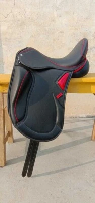 Selle de dressage en cuir monoflap neuve à goélettes réglables, taille 17" à 18" - Photo 1/4