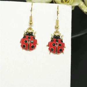 Divertidos Nuevos Pendientes Colgantes de Gancho Colgantes Enchapados en Oro Amarillo Rojo y Negro Esmalte Dama Insecto - Imagen 1 de 3