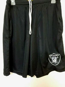 0725 Hombres NFL Equipo Ropa LAS VEGAS RAIDERS Pantalones Cortos NEGROS BOLSILLOS PLATEADOS Nuevos - Imagen 1 de 7