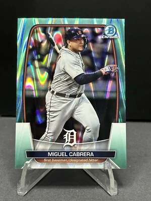 Refractor Bowman 2023 cromo #12 Miguel Cabrera Aqua RayWave/199 Foto 1 de 2