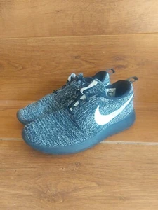 Nike Roshe One Flyknit Schwarz Weiß UK Größe 3 EUR 36 Sneaker Model No 704927011 - Bild 1 von 15