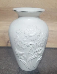 Lenox Fine Ivory China "DELIGHTFUL DAISIES" Limited Edition Vase 2003 8" - Picture 1 of 5